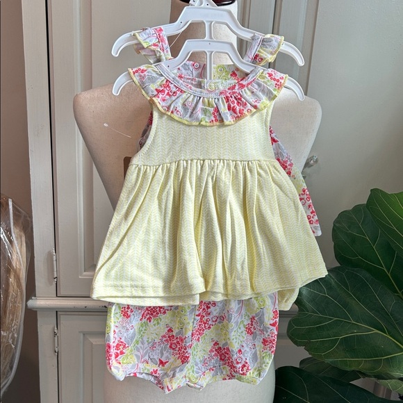 NEW Floral Baby Girl Infant 4-piece set: 2 shirts and 2 shorts Size 9 months - Picture 1 of 6